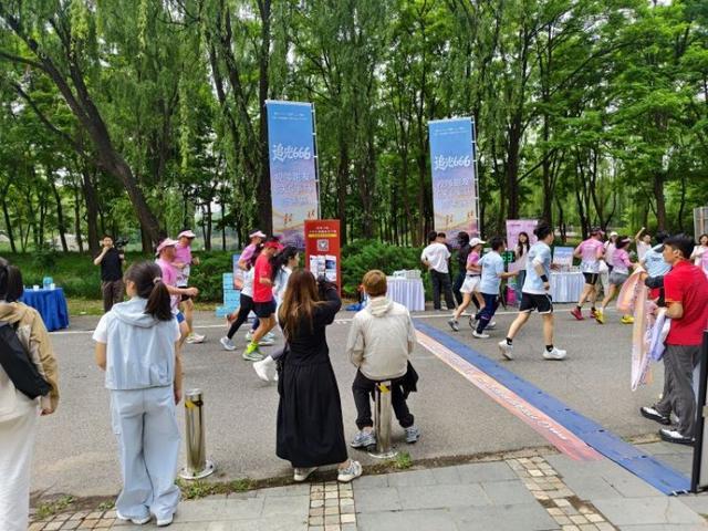 188金宝博体育官方入口-一根绳子，六道光——一场让视障跑者被“看见”的六天六马挑战